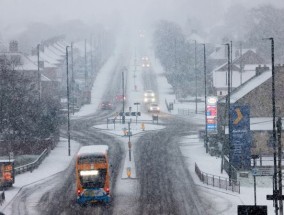 圣诞节前，巨大的北极炸弹向英国飞来，英国的雪图变成了紫色