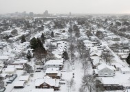 一场风暴给东北部带来了狂风；2人在铲雪后死于心脏病发作